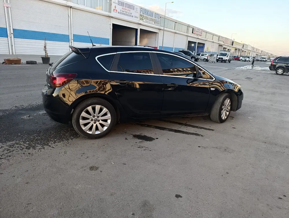 Opel Astr'da çizik giderme sonrası
