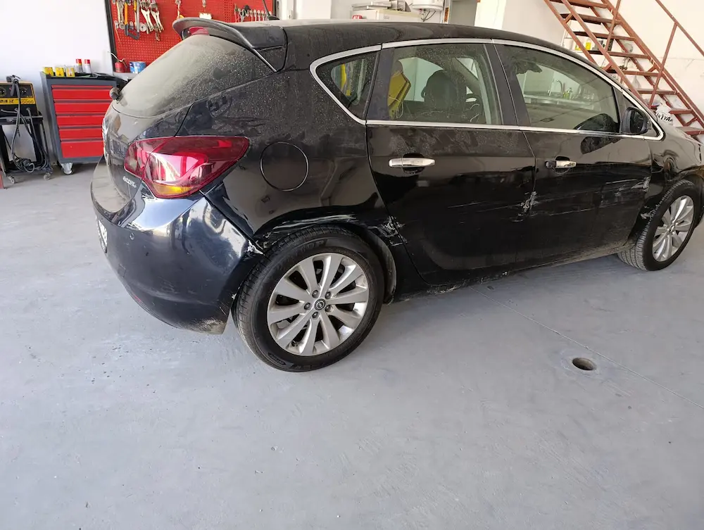 Opel Astr'da çizik hasarı öncesi